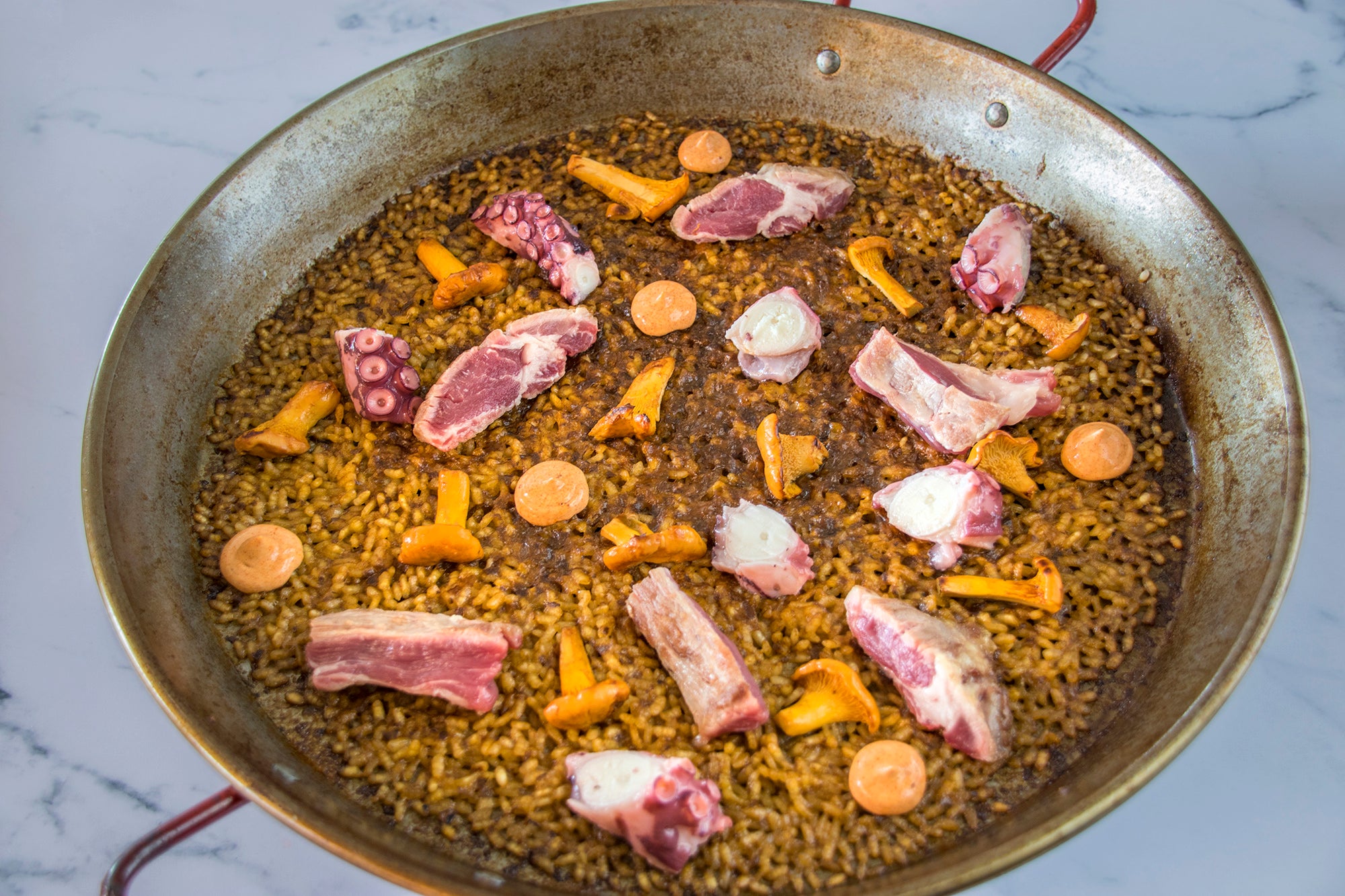 Dry rice with chanterelles